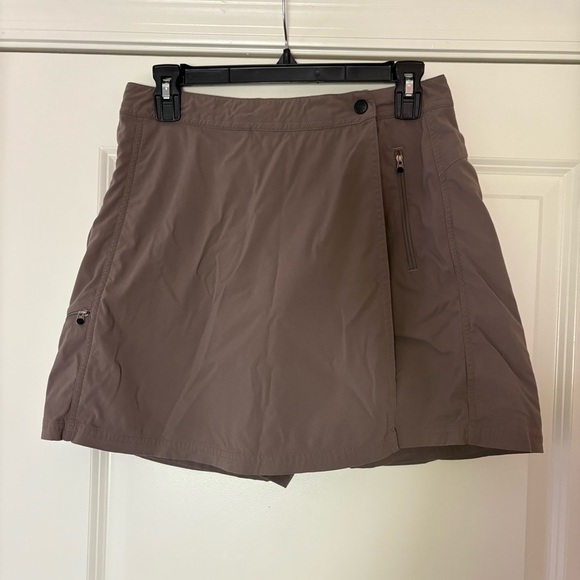 L.L. Bean Women's Brown Water-Repellent Comfort Trail Mid-Rise Skort - Picture 2 of 12